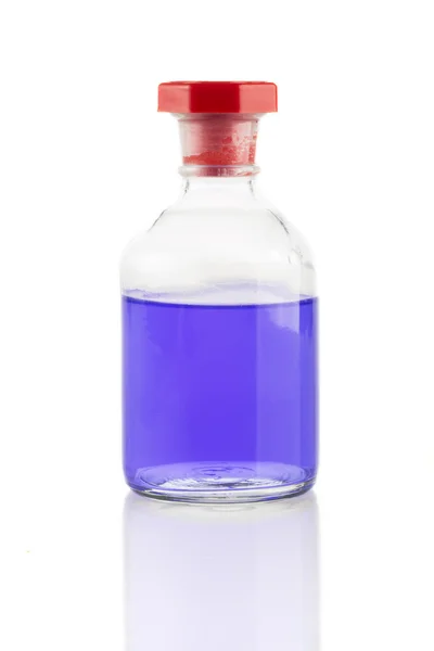 Flasche mit lila Flüssigkeit — Stockfoto