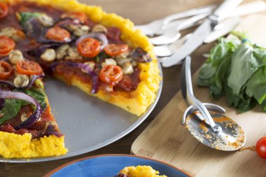 Vegan Polenta Pizza dilimi eksik