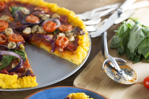 Vegane Polenta-Pizza mit Scheibe fehlt — Stockfoto