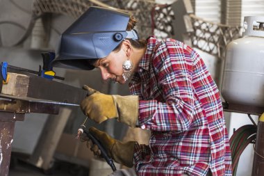 Kadın demir ustası.