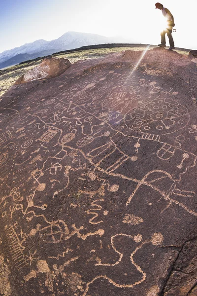 徒步旅行者钦佩美国原住民岩石艺术. — 图库照片