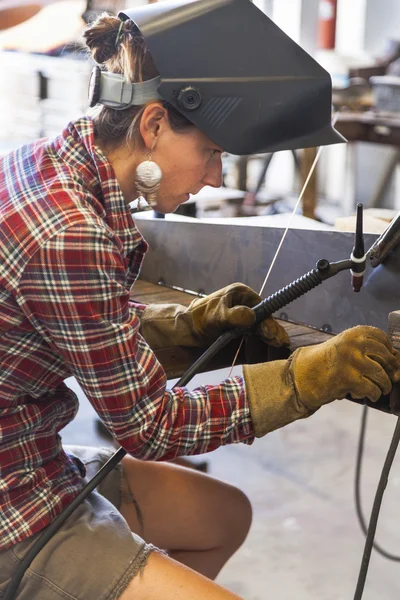 Female metal worker. — Stock Photo, Image