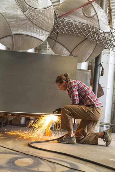 Metalen werkneemster. — Stockfoto