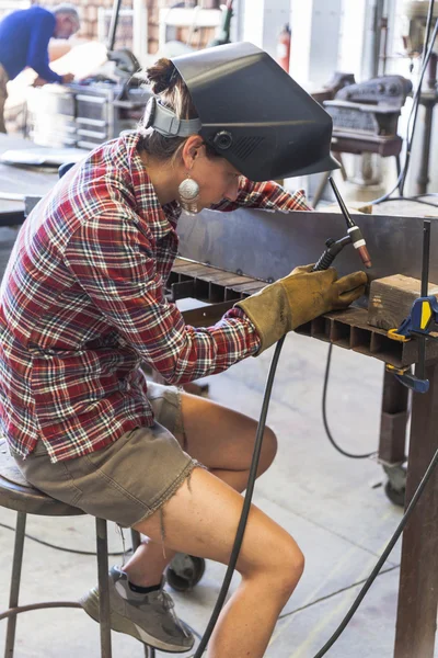 Female metal worker. — Stock Photo, Image