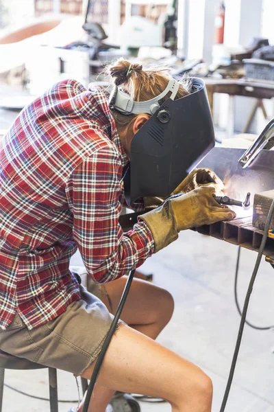 Female metal worker. — Stock Photo, Image