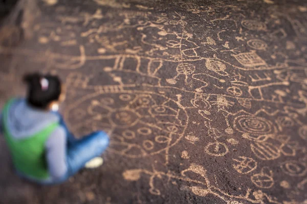 Caminhante admira arte rupestre nativa americana . — Fotografia de Stock