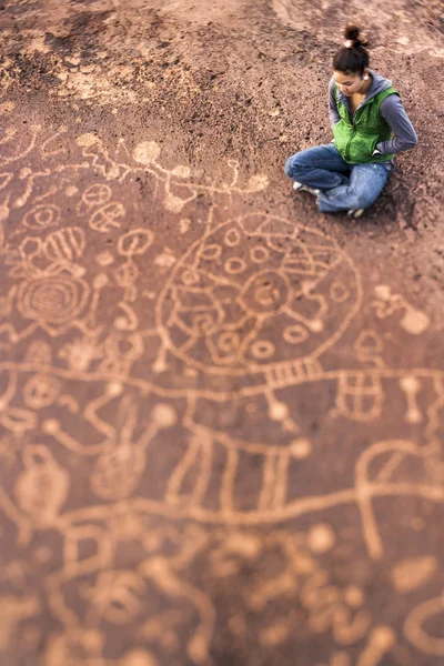 Wanderer bewundert amerikanische Felskunst. — Stockfoto