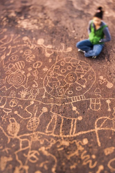 徒步旅行者钦佩美国原住民岩石艺术. — 图库照片