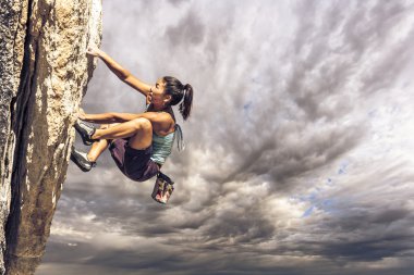 bir uçurum için sıkı bir dağcı.