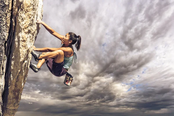 Escalador de rocas aferrado a un acantilado . — Foto de Stock