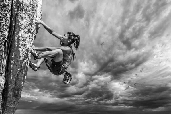 Rock climber clinging to a cliff. — Stock Photo, Image