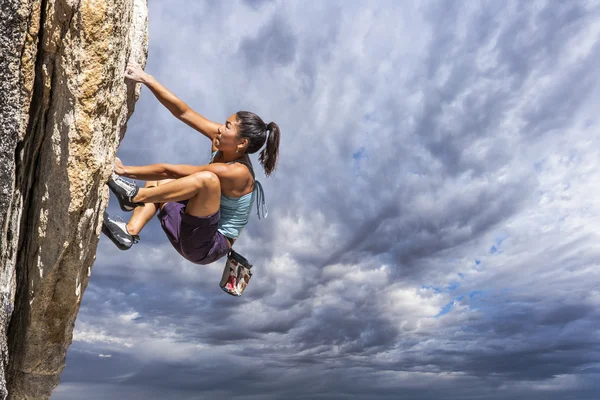 Rock climber clinging to a cliff. — Stock Photo, Image