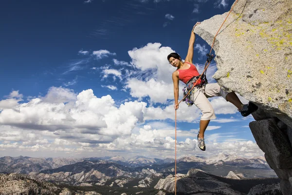 Escalador de rocas aferrado a un acantilado . — Foto de Stock