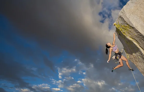 Climber on the edge. — Stock Photo, Image