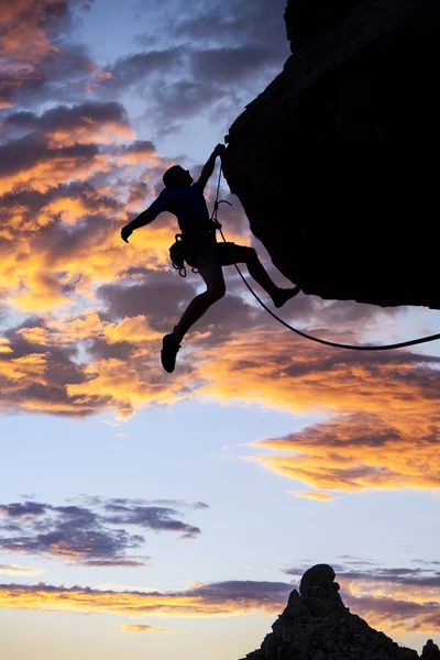 Escalador en el borde . — Foto de Stock