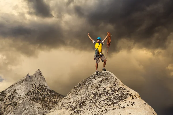 边缘上的登山者. — 图库照片