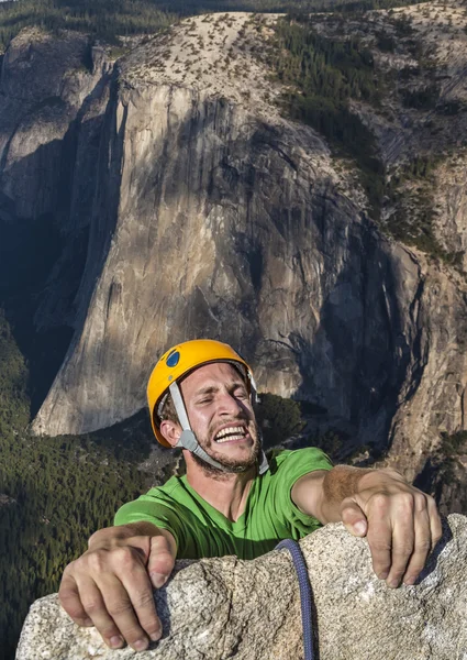 边缘上的登山者. — 图库照片