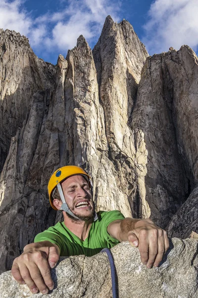 Bergsteiger am Abgrund. — Stockfoto