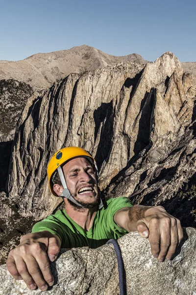 边缘上的登山者. — 图库照片