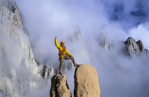 Bergsteiger am Abgrund. — Stockfoto