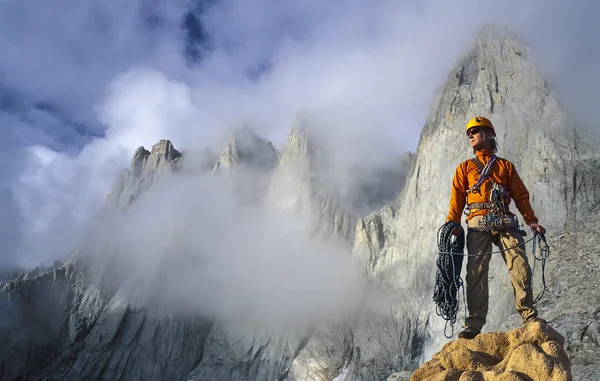 Climber on the edge. — Stock Photo, Image