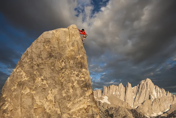 Climber on the edge. — Stock Photo, Image