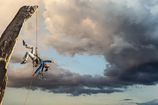 Climber looses her balance. — Stock Photo, Image