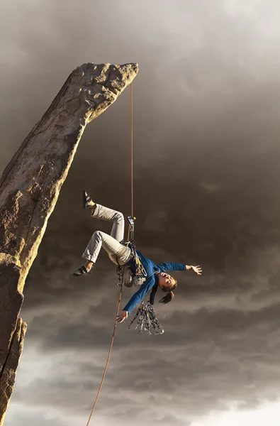 Climber looses her balance. — Stock Photo, Image