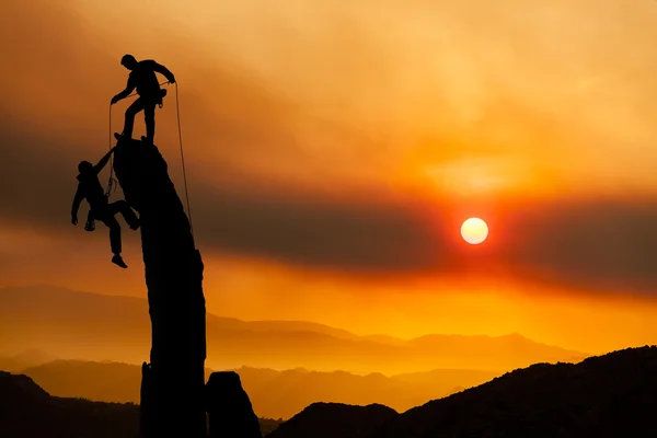 Equipo de escalada en el borde . — Foto de Stock