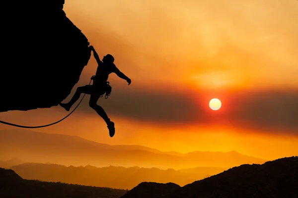 Climber grips the edge. — Stock Photo, Image