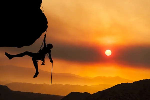 Climber rappells the edge. — Stock Photo, Image