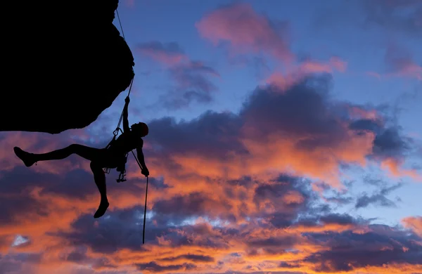 Climber rappells the edge. — Stock Photo, Image