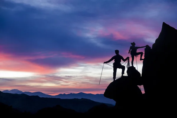 Equipe de escalada na borda . — Fotografia de Stock