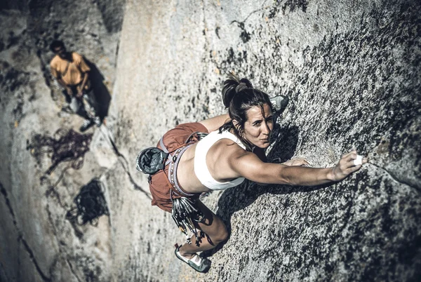 Mulher alpinista vai para o cume . — Fotografia de Stock