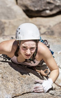 Kadın dağcı zirve için gidiş.