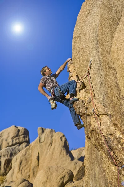 Escalador en una pared empinada . — Foto de Stock