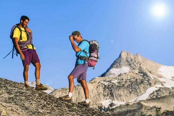 Alpinistas no cume . — Fotografia de Stock