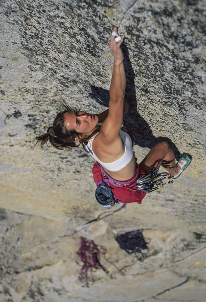 Mulher alpinista vai para o cume . — Fotografia de Stock