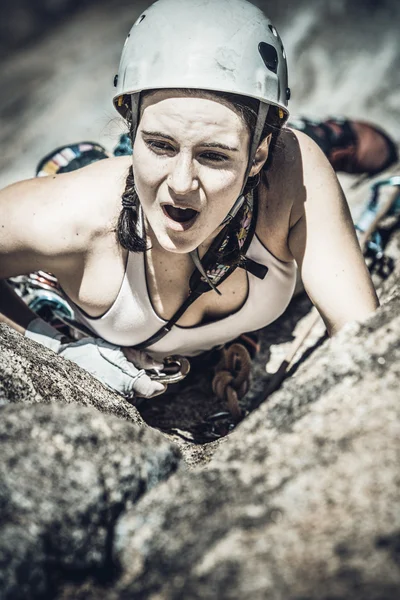 女性の登山者が頂上のために行く. — ストック写真
