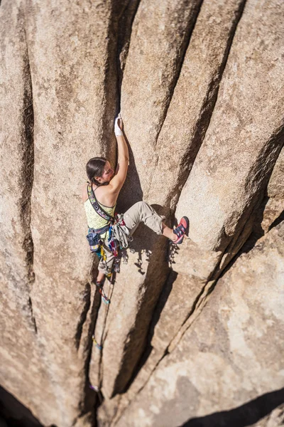 Mulher alpinista vai para o cume . — Fotografia de Stock