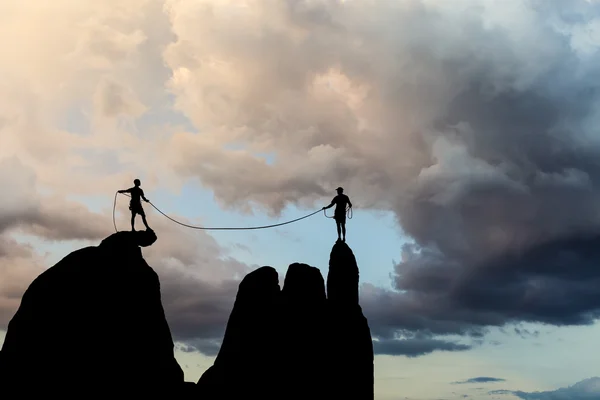 Equipo de escalada en el borde . — Foto de Stock