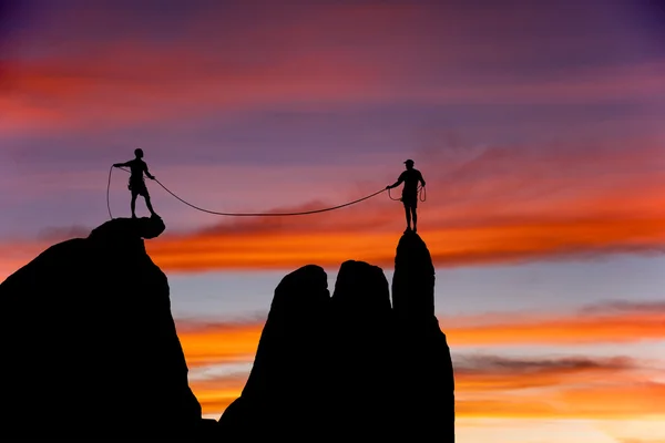 Equipe de escalada na borda . — Fotografia de Stock