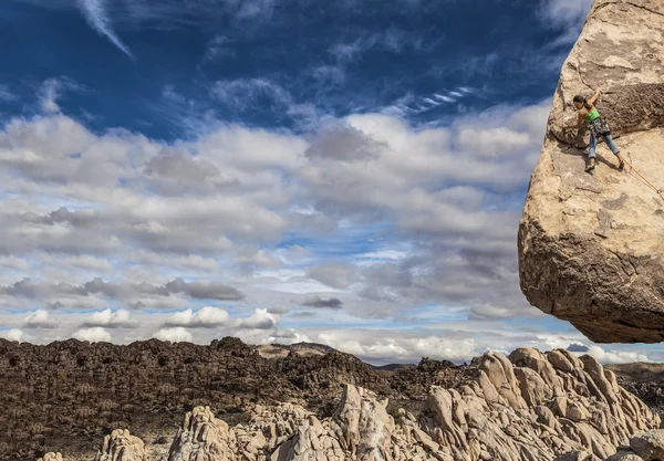 Bergsteiger klammert sich an eine Klippe. — Stockfoto