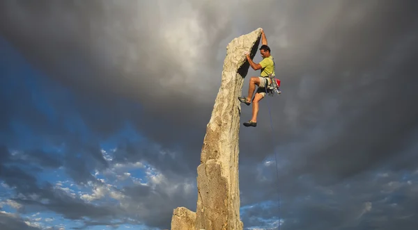 Climber on the edge. — Stock Photo, Image