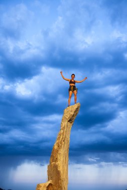 bir uçurum için sıkı bir dağcı.