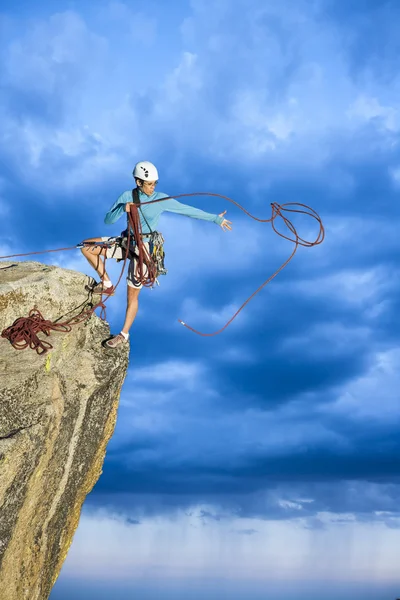 Rock climber clinging to a cliff. — Stock Photo, Image