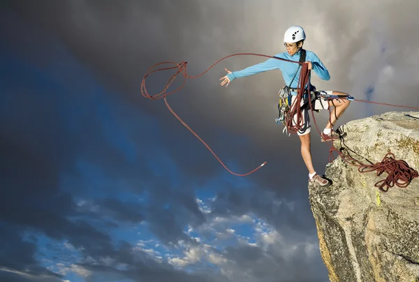 Rock climber clinging to a cliff. — Stock Photo, Image