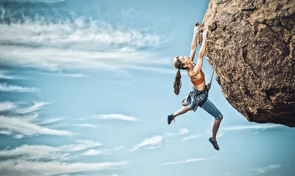 Female rock climber. — Stock Photo, Image