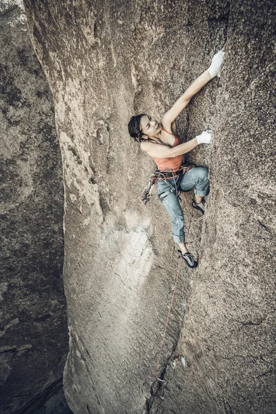 Escalade accrochée à une falaise . — Photo