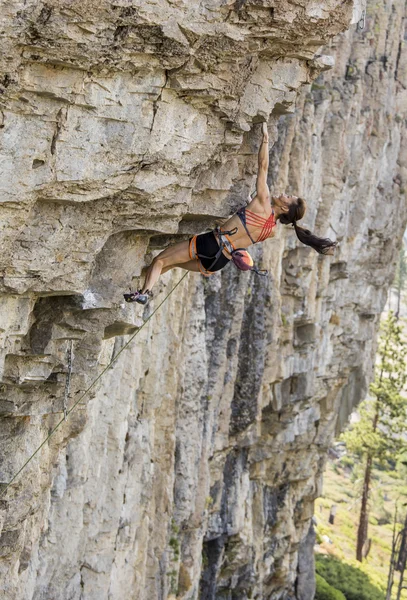 Escalador de rocas aferrado a un acantilado . —  Fotos de Stock